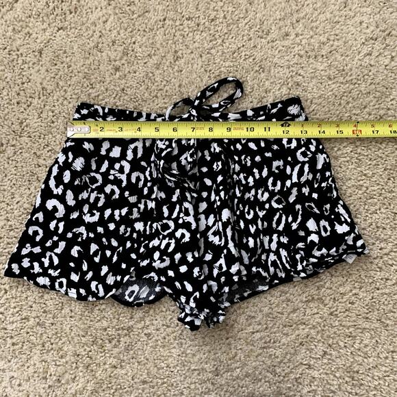 Lulu's Yana black & white animal print shorts size M - Picture 6 of 6